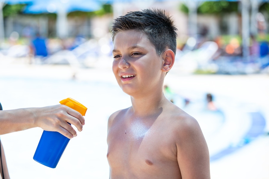 how to apply sunscreen for kids